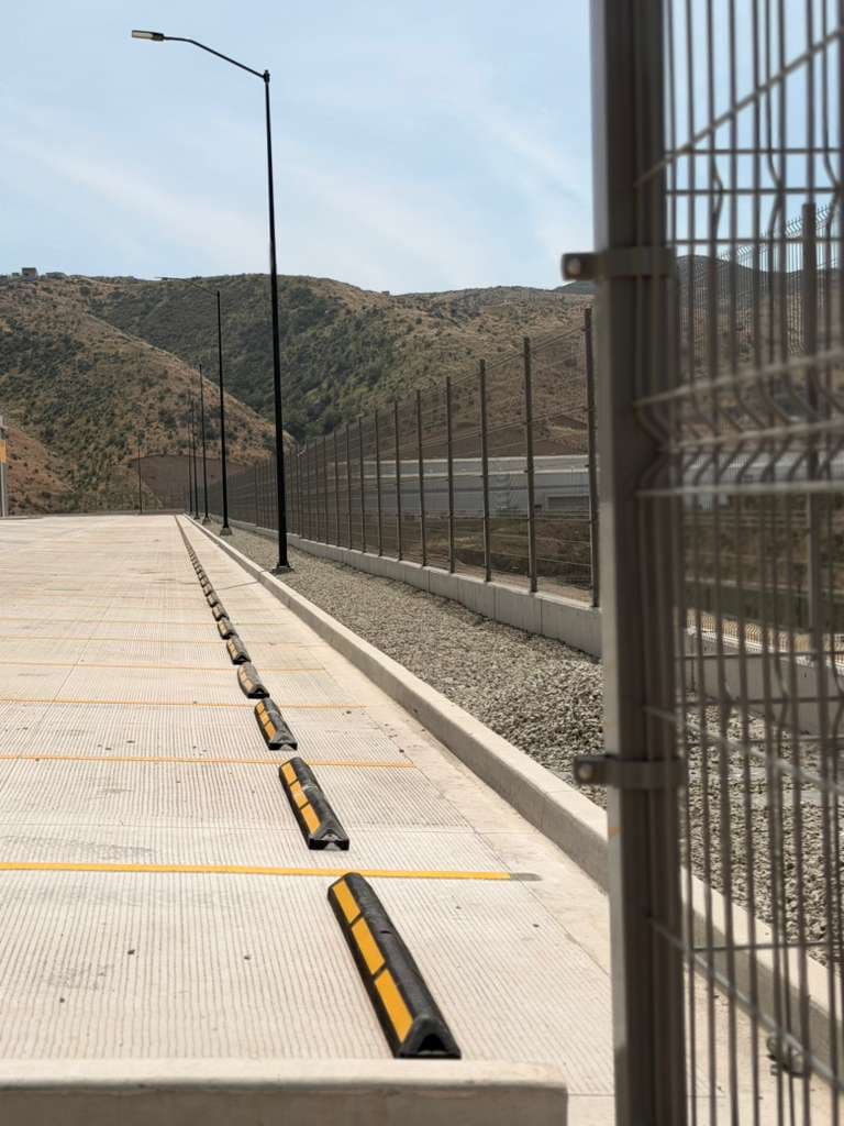 Cercado electrosoldado sobre muro